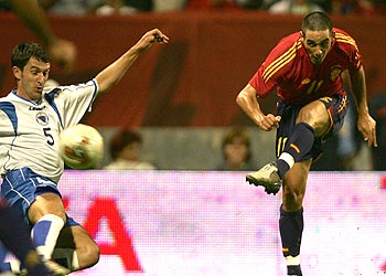 Vicente conecta el zurdazo que supuso el gol español.