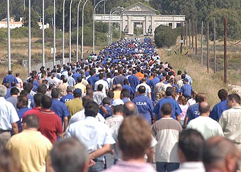 Trabajadores de Izar de San Fernando (Cádiz), durante la manifestación de ayer en la ciudad.