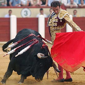 Enrique Ponce, en su segundo toro, al que cortó dos orejas.