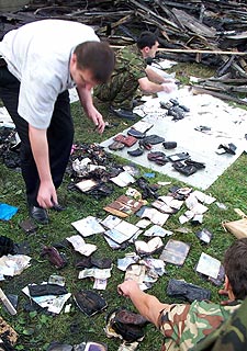 Investigadores analizan pertenencias de las víctimas de Beslán.