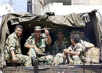 Soldados sirios en Beirut hacen el signo de la victoria durante una retirada parcial de Líbano realizada en 2001.