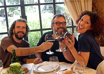 Álex de la Iglesia, entre Guillermo Toledo y Mónica Cervera.