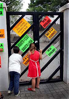 Dos niños de Lucena contemplan el interior de su escuela.