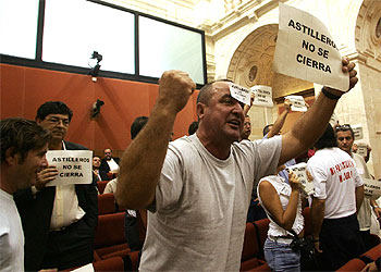 Representantes del comité de empresa de la planta de Izar en Sevilla protestan en el Parlamento andaluz.