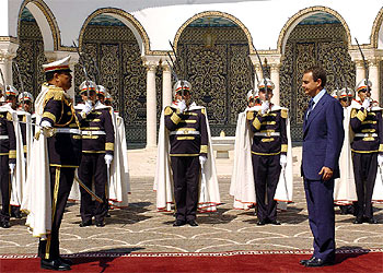 El presidente del Gobierno pasa revista a una guardia de honor en Túnez.
