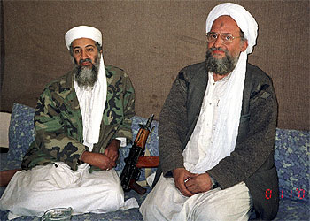 Ayman al Zawahiri (derecha) posa junto a Osama Bin Laden en una imagen de 2001.