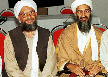 Ayman al Zawahiri (izquierda) posa junto a Osama Bin Laden en Afganistán, en una imagen de 1998.