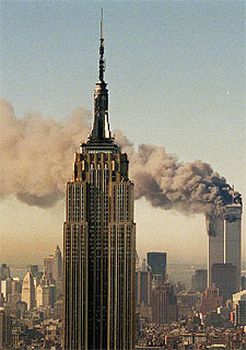 Las Torres Gemelas arden el 11 de septiembre de 2001. En primer plano, el Empire State Building.rnrn  ASSOCIATED PRESS