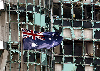 La bandera australiana ondea frente a la Embajada en Yakarta, alcanzada por un coche bomba.