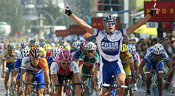 Petacchi levanta los brazos al cruzar la meta por delante de Zabel y Freire.