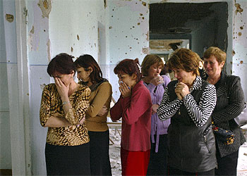 Profesoras de un colegio de Kirovo, un pueblo de Osetia del Norte, visitan la escuela Número Uno de Beslán.