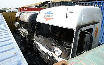 Camiones quemados junto al puerto de Valencia
