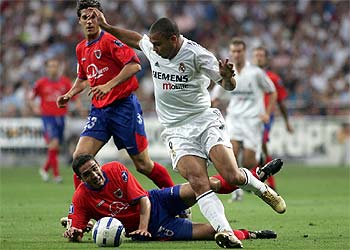 Ronaldo se lleva la pelota tras driblar a Molina.