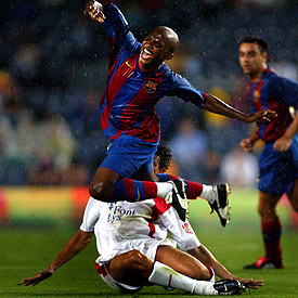 Eto'o, a punto de caer al intentar superar a un adversario.