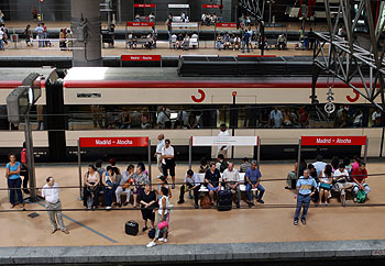 Los andenes de la estación de cercanías de Atocha, en Madrid, muestran una actividad habitual el día en que se cumplía medio año del trágico atentado del 11 de marzo.