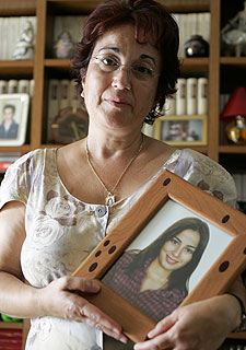 Florentina García Zapata,  con la foto de su hija Angélica.