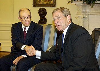 Los presidentes de la Reserva Federal, A. Greenspan, y de EE UU, G. W. Bush, en un reciente encuentro.