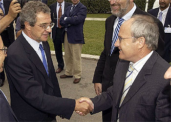 César Alierta saluda al ministro de Industria, José Montilla, el pasado 30 de agosto en Santander.