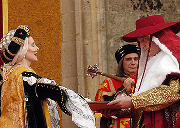 Isabel (Silvia Marsó) jura su cargo ante el nuncio Mícer Hanoro de Lioneres (el arquitecto Juan Luis Pita).