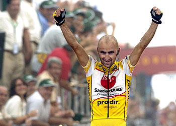 Piepoli levanta los brazos al cruzar la meta.