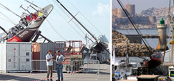 Estado en el que quedaron tras la tormenta de la madrugada de ayer los veleros  New Zealand  y  Oracle  (a la izquierda) y el  Alinghi. 