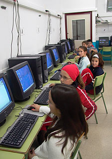 Unos alumnos trabajan en un aula de informática en Zaragoza.