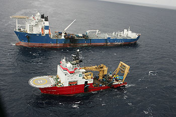 El  Odin,  al fondo, y el  Polar Prince,  situados exactamente encima del  Prestige  hundido.