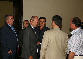 Manuel Chaves, con los secretarios de UGT, CC OO y el consejero de Empleo.