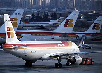 Aviones de la compañía Iberia en las pistas del aeropuerto de Barajas. rnrn BERNARDO PÉREZ
