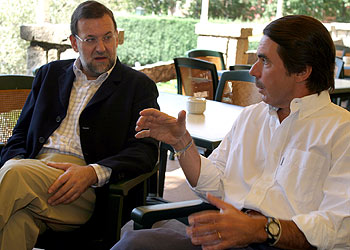 Mariano Rajoy y José María Aznar, durante la clausura de los cursos organizados por FAES este verano.