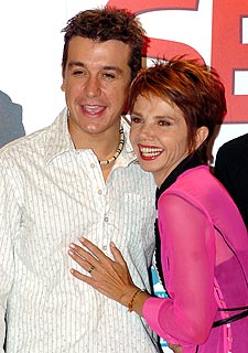 Los actores Javier Veiga y Victoria Abril, en Madrid.