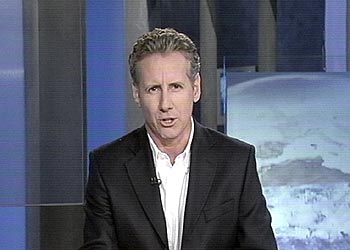 Lorenzo Milá presenta  Telediario 2. 