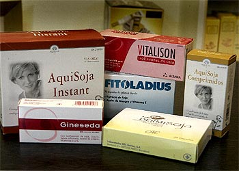 Suplementos dietéticos a base de soja en una farmacia de Barcelona. rnrn MARCEL·LÍ SÀENZ
