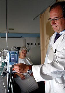 El cardiólogo Antoni Martínez Rubio manipula el nuevo desfibrilador.