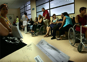 Retrasos de cuatro y cinco horas en las urgencias del General de Valencia