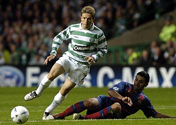 Márquez intenta arrebatar la pelota a Juninho.