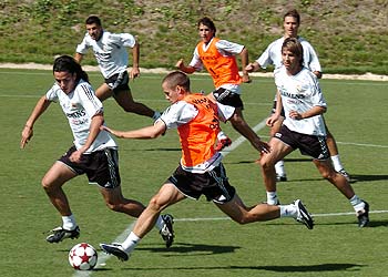 Owen controla la pelota durante un entrenamiento acosado por Mejía y Celades.