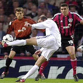 Zidane, en el momento de disparar y conseguir su fabuloso gol ante el Bayer.