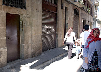 Exterior de la casa del barrio barcelonés de Ciutat Vella donde vivían los presuntos delincuentes.