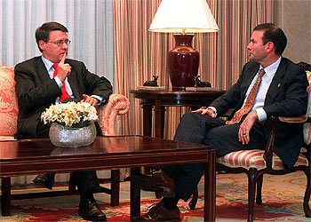 Jordi Sevilla (a la izquierda) visita al  lehendakari,  Juan José Ibarretxe, el pasado 29 abril.