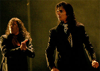 Farruquito, en primer término, y su hermano Farruco, anoche, durante el espectáculo.