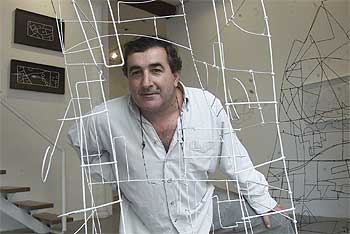 Juan Chillida se asoma a una de las esculturas que presenta en Bilbao.