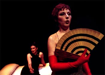 Delante, Rosa López, y al fondo, Lola López, en 'Ilusionistas'.