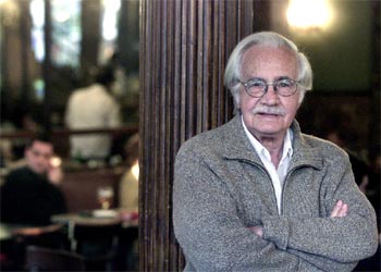 Tomás Segovia, en el café Comercial de Madrid.