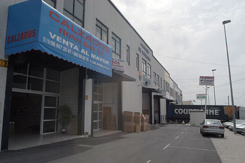 Una de las naves de empresarios chinos dedicadas a fabricar calzado en el polígono del Carrús (Elche).