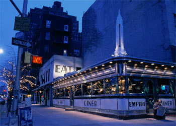 El Empire Diner es todo un clásico de Nueva York, con exterior de lata y decoración con un toque 'kitsch' sofisticado.