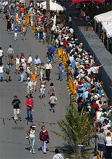 Las colas para visitar la exposición de los Guerreros de Xi'an llegaron a ser ayer de tres horas.