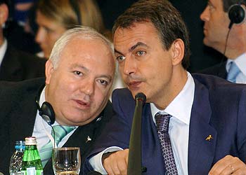 Miguel Ángel Moratinos y José Luis Rodríguez Zapatero, en la cumbre de la OTAN en Estambul.