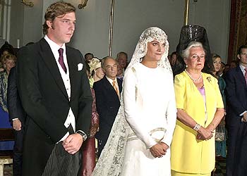 Beltrán Gómez Acebo y la modelo Laura Ponte, acompañados de la infanta Pilar, en un momento de la ceremonia.