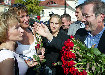 El candidato del SPD, Matthias Platzeck, reparte rosas en Potsdam (Brandenburgo) el viernes.
